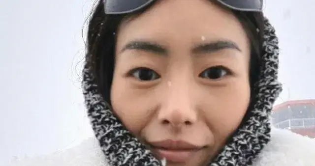 刘雯首次在巴黎下雪走秀！穿针织套装闭场，参加晚宴头发都湿哒哒