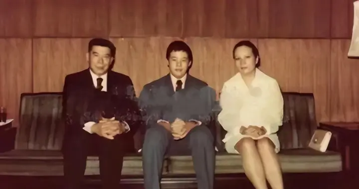 80年代，蒋孝章和丈夫俞扬和、儿子俞祖声回乡省亲，留下一张合影