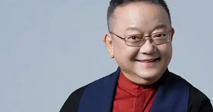 事实证明，被传卖掉上亿豪宅移民美国的王刚，已经走上另一条大道