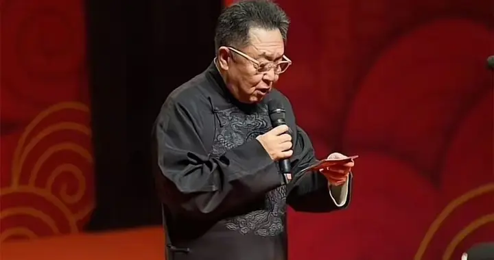 于谦纲丝节报幕，一口气念15个职务，好家伙，都是郭德纲的头衔