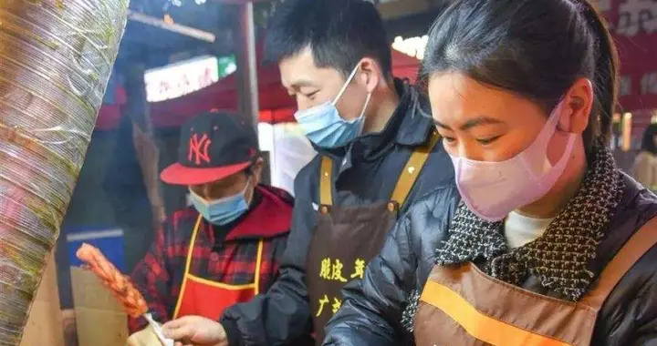 夫妻摆摊炸年糕淀粉肠，日售超千份年入百万买房买车