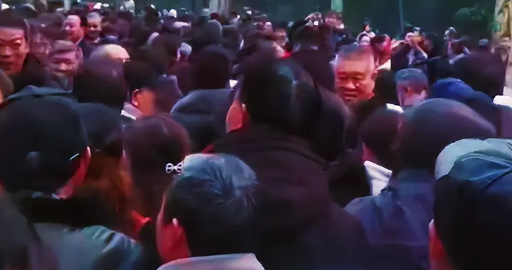 重庆主城首场免费刨猪宴人气炸裂，蔡家装不下了，堪比解放碑跨年