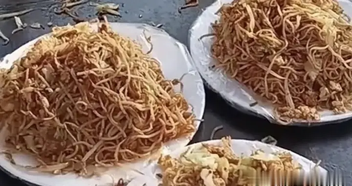 我没看错吧？河南县城炒面3元一份，还带鸡蛋？温暖人心的一幕