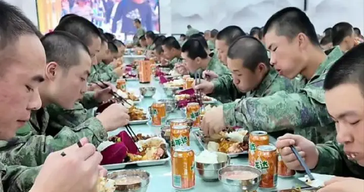 明明解放军伙食费全球最低，却吃得最丰盛，成本会转到百姓身上吗