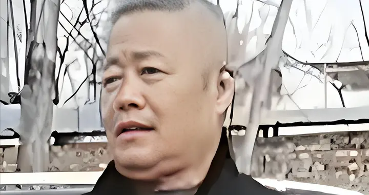 他是许家印的哥哥，靠恒大“寄生式”致富，如今逃之夭夭成了老赖
