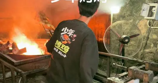 16岁少年靠一只烤鸡日入过万：是励志神话，还是被美化的艰辛？