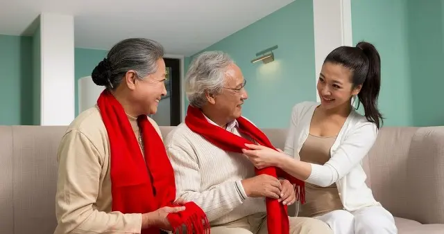 老年最“好命”的4个生肖女，有丈夫心疼，子女孝顺，生活悠闲！