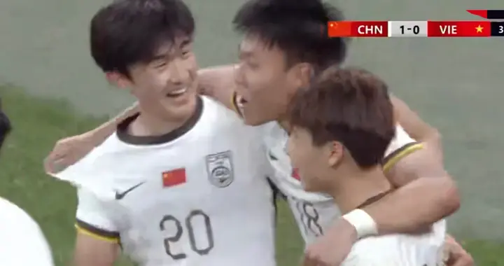 超级落叶斩！U23国足1-0越南，半场暴揍对手！球迷热血沸腾！