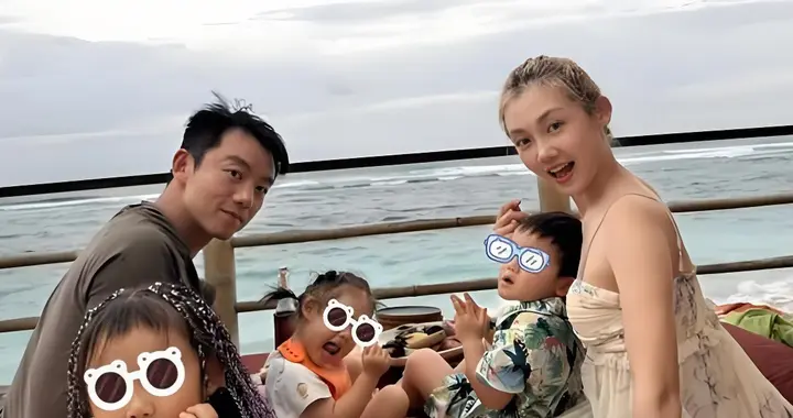苗苗主动晒五口全家福，郑恺基因强大，仨孩子都像他看着一模一样