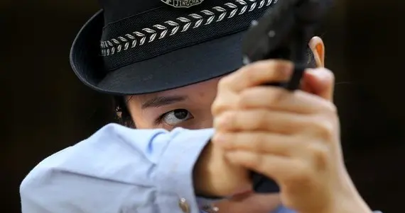 记武钢三八班女车工跃升到武钢历史上第一个女刑警队长的小珂