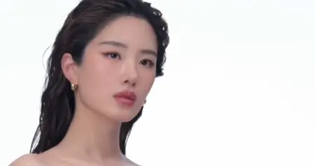 杨采钰的八月刊封面，治好了我的精神内耗