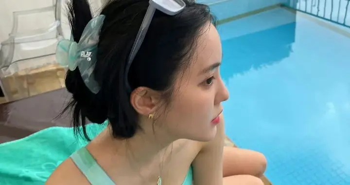 朴孝敏绿色泳装｜柔美好身材的夏日初恋感，这谁顶得住！