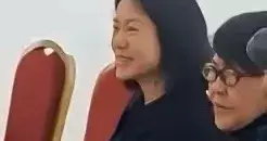 杨振宁离世后37天翁帆带母亲参加画展