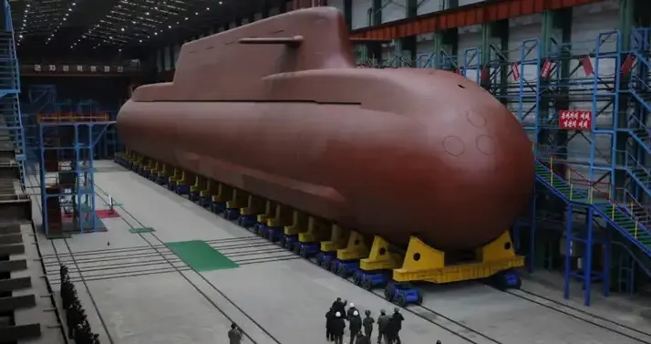 朝鲜8700吨核潜艇亮相！金正恩亲自督造，背后是谁在“递图纸”