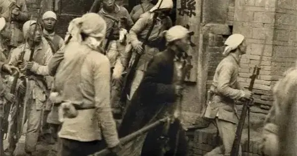 抗战时，游击队打完伏击后留宿附近，半夜队长忽起身：今晚有情况