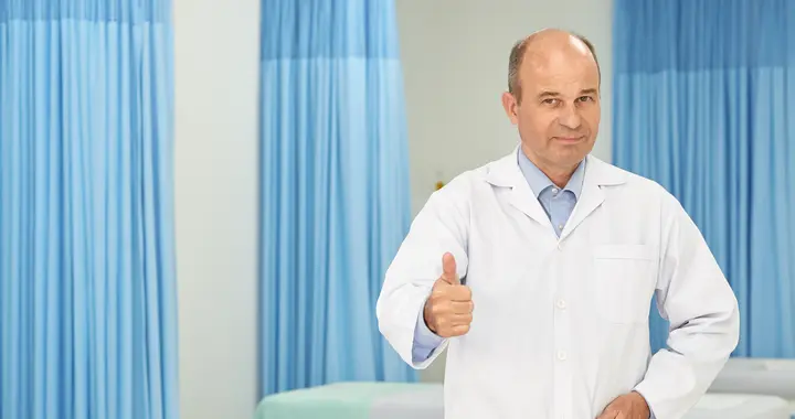 北大毕业生做正骨被踢出班级群：职业偏见与健康行业的价值突围