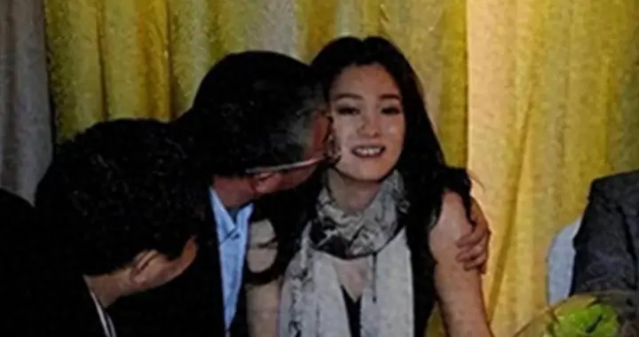 陪玩陪睡根本不够！继要求结扎后，王晶再曝潜规则，单依纯被牵连