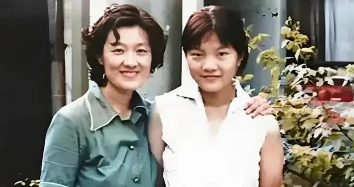 1980年洪晃和母亲章含之的珍贵合影，母女长相出众，气质不凡！
