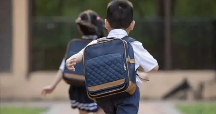 终于！多地学校取消家长"站岗"，这届家长苦"护学岗"久矣！