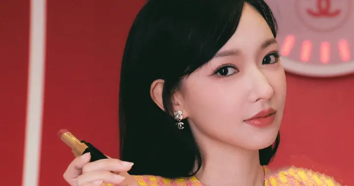 甜妹变千金！程潇撞色粗花呢套装，腰线长腿双在线
