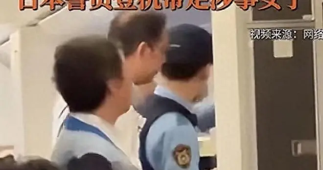 上海飞旧金山客舱冲突，网传涉事女子把餐具砸向空乘，朝人吐口水