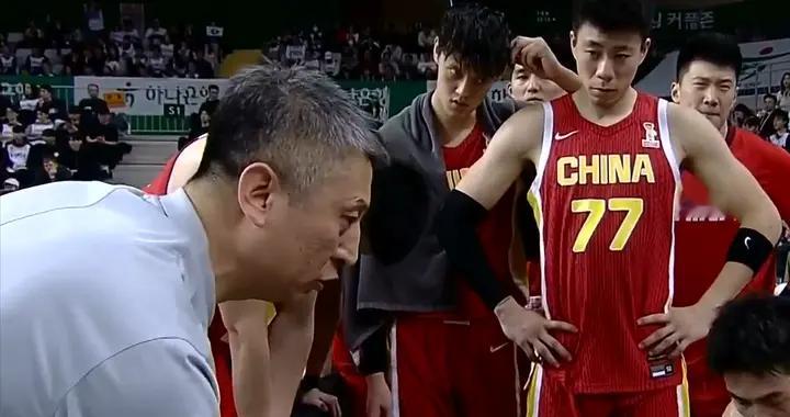 中国男篮连败，周琦空砍17+15，胡明轩8中0程帅澎成得分王