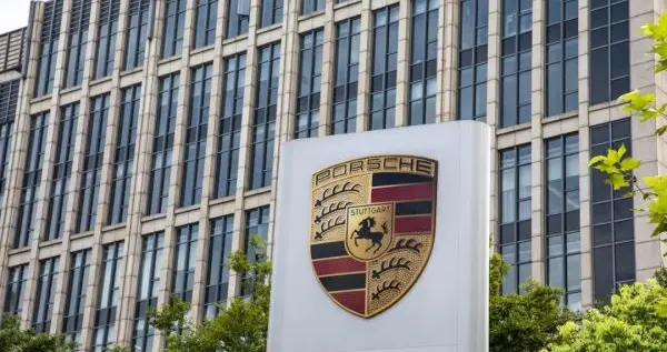 干掉保时捷的不是“没钱了”，而是卖35万卖不动：反手提了国产车