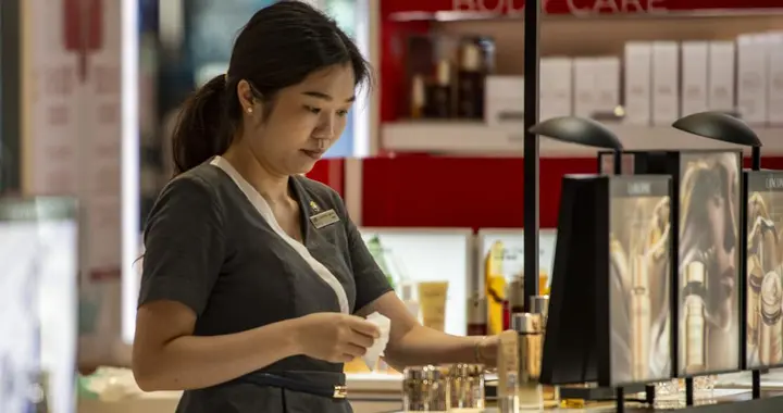 星巴克女店员一个小疏忽，被女顾客骂了十分钟