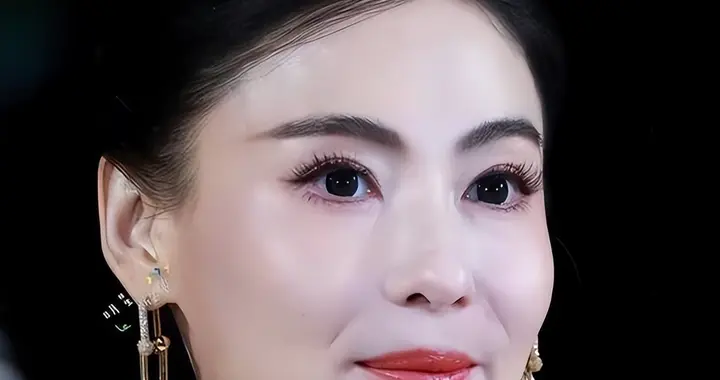 真腻了？王菲男闺蜜又起争议，谢霆锋换上新手镯，张柏芝会回头吗