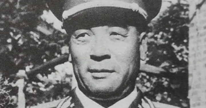 他是粟裕的老排长，因嫌军衔低惹怒罗荣桓，第二年才给他补授军衔