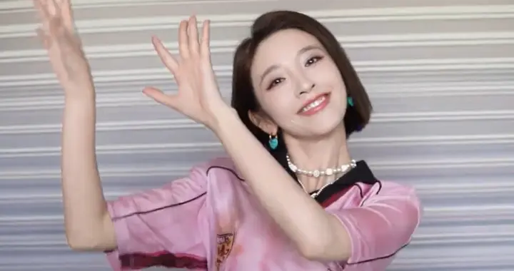 唐艺昕粉色衣跳世界杯舞曲，笑容甜美治愈，少女元气感满满