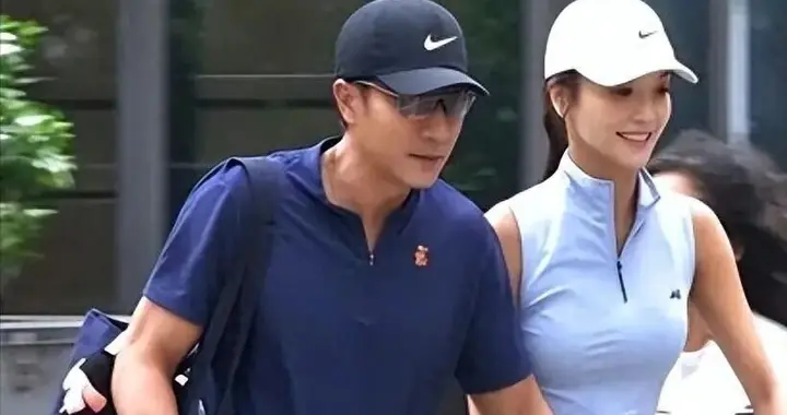 52 岁刘恺威牵手小 20 岁女孩吃米线，松弛得像是换了一个人