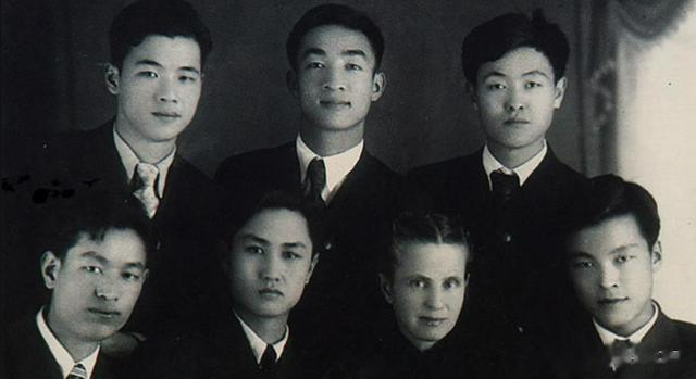 1949年，李鹏总理在苏联的留影，那年他21岁，玉树临风，气质不凡