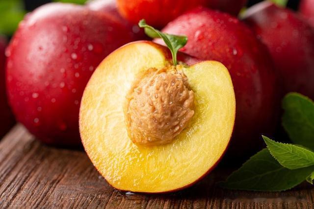 适量进食油桃并不会增加体重，反之，有助于减肥。
