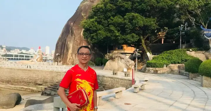 七律· 鹭岛喜逢宪成老同学