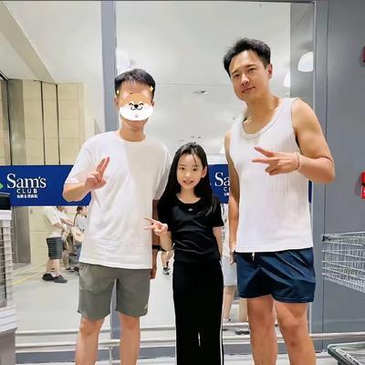 优优时尚穿搭：高云翔带小酒窝逛超市，被网