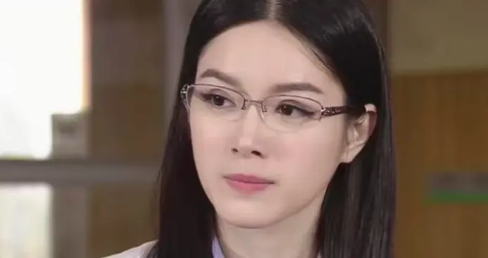 戴眼镜的苟芸慧，高质感拉满，美貌与知性并存