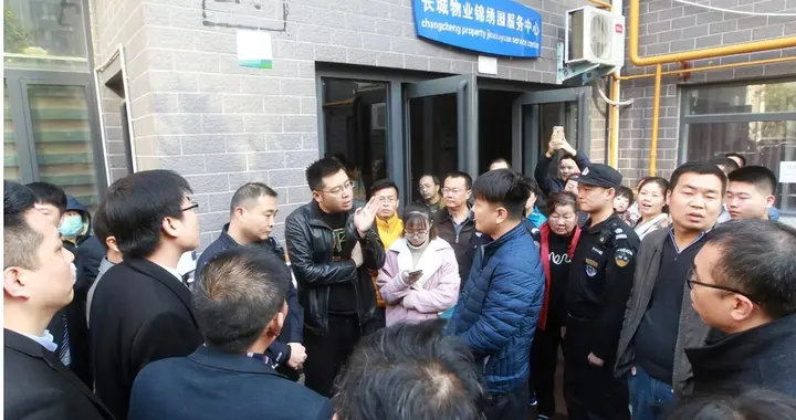 炸了！垃圾无人清、电梯停运、保安消失！物业大撤退的真相是啥？