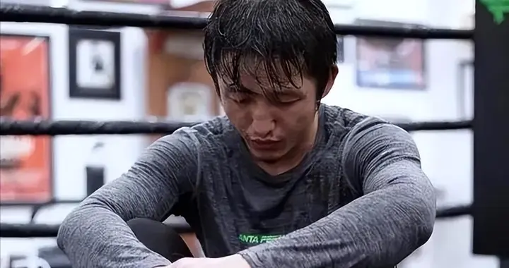 体面全无！邹市明自爆破产，不止赔光2亿，其妻子参加婚礼耍酒疯