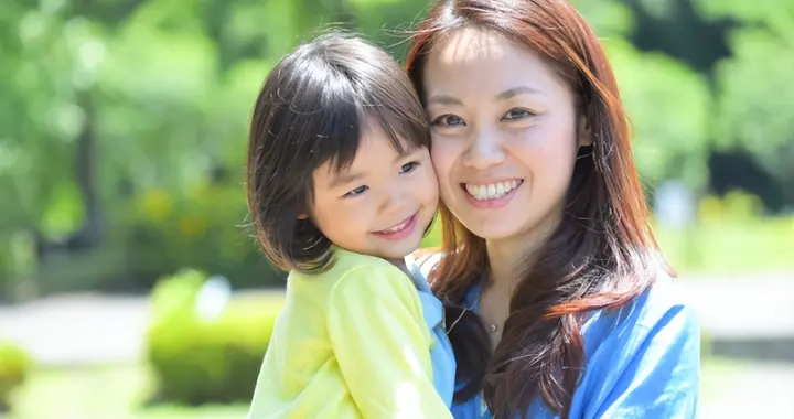 为什么有些小孩，童年不幸爹不疼娘不爱的，长大后反而天真幼稚