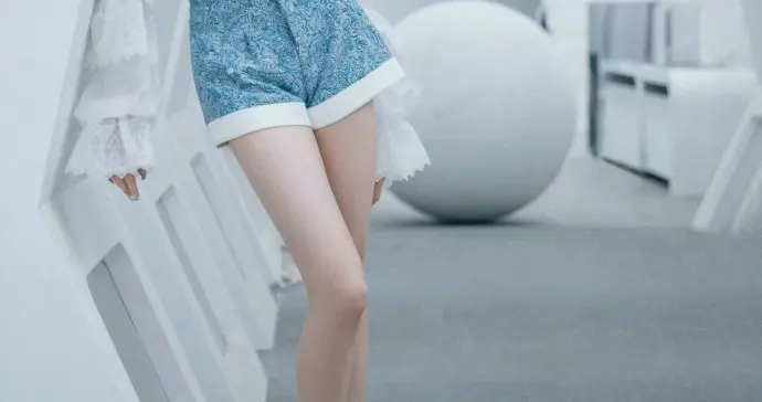 张艺凡穿着牛仔短裤写真，真是腿精啊，这个大长腿溢出屏幕了