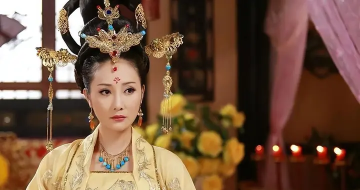 韦香儿非常崇拜武则天，毒死老公皇帝，一心只想做第二位女皇帝