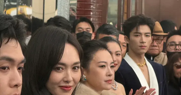 唐嫣在活动晚宴上与CEO同席，好有“ 沪上千金”的感觉啊