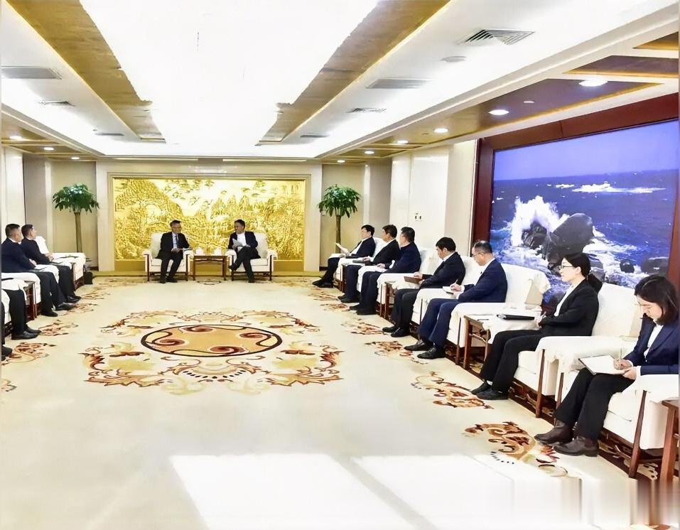 11月13日，中国黄金集团有限公司党委书记、董事长周洲在北京总部会见华...