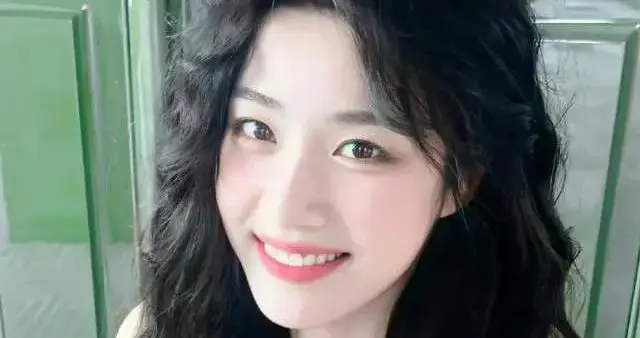 卢昱晓资源爆火：哪是老天喂饭，这是实力砸开内娱大门！