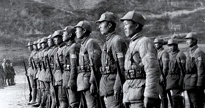 1943年，假新四军进村，农妇看了一眼靴子：快撤，全是鬼子