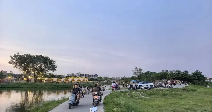 中离溪畔，一半烟火，一半田园