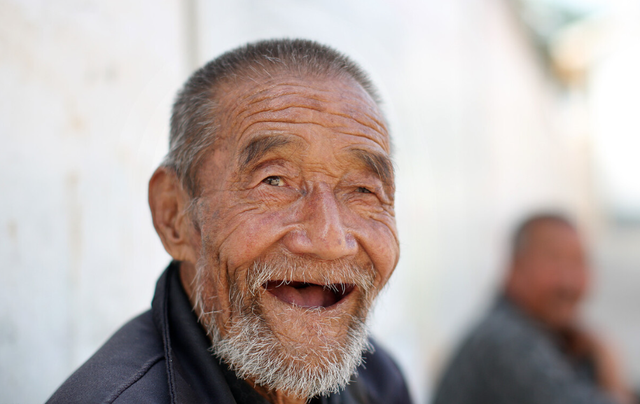 69岁大爷高血压恢复正常值，笑道：降血压需要少吃3物，多做2事！