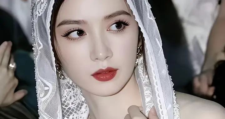 老板娘张萌皮肤好白啊，一白遮百丑，比一线明星还漂亮