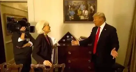 特朗普胜利后，在办公室挂了这幅画，网友：“可真敢挂！”